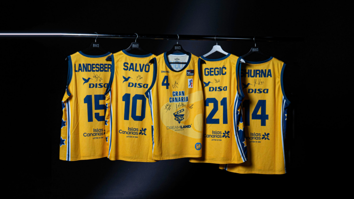 a subasta con fines benéficos","Camisetas de baloncesto firmadas, exhibidas para subasta benéfica.