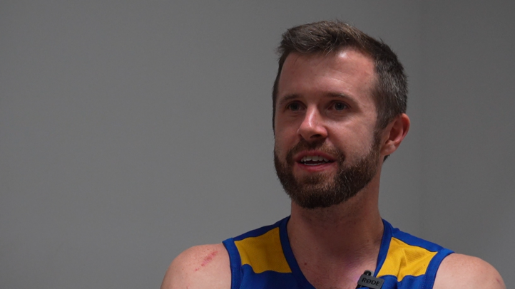 Jugador de baloncesto John Shurna, sonriente durante una entrevista en el club.