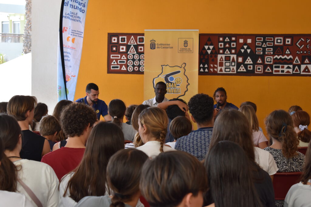 Escena de una charla del Club Baloncesto Gran Canaria con estudiantes en el auditorio.