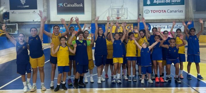Niñas y jóvenes del Club Baloncesto Gran Canaria celebran un evento de empoderamiento.