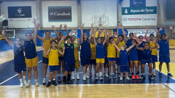 Niñas y jóvenes del Club Baloncesto Gran Canaria celebran un evento de empoderamiento.