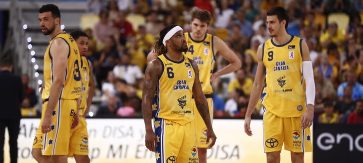 en preventa",Jugadores del Club Baloncesto Gran Canaria con equipaciones retro en el partido.
