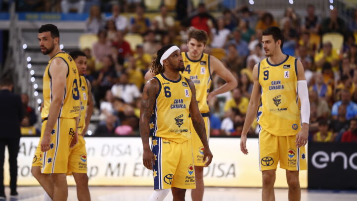 en preventa",Jugadores del Club Baloncesto Gran Canaria con equipaciones retro en el partido.