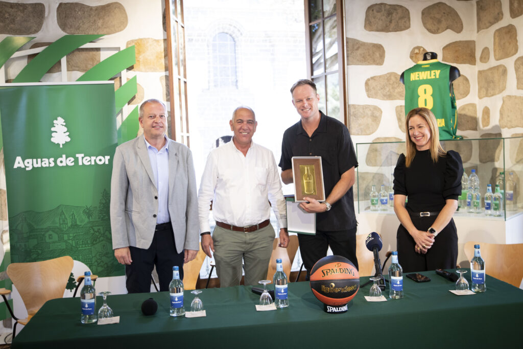  en Teror: ""Estamos muy contentos de estar de vuelta en Gran Canaria""",Cuatro personas posan en un evento con una camiseta de baloncesto y un balón.