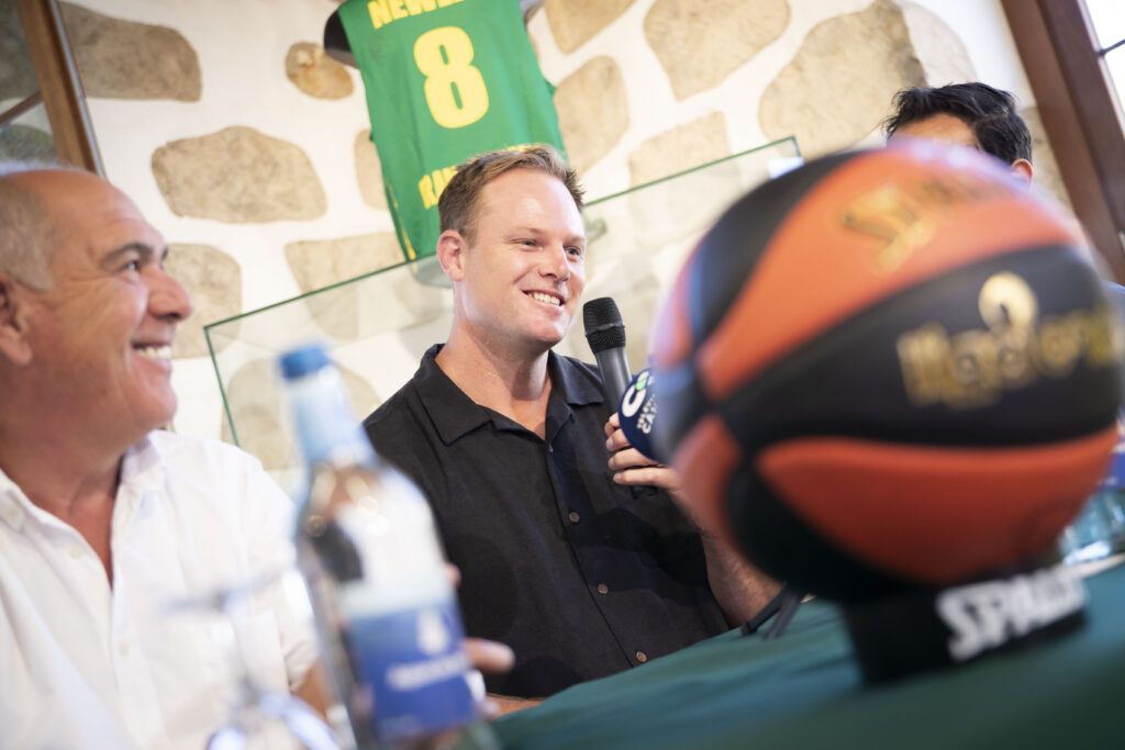 en Teror: ""Estamos muy contentos de estar de vuelta en Gran Canaria""",Brad Newley sonríe mientras habla por micrófono en un evento en Gran Canaria.