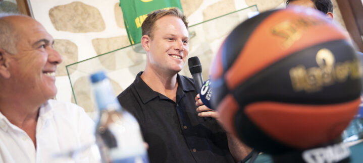 en Teror: ""Estamos muy contentos de estar de vuelta en Gran Canaria""",Brad Newley sonríe mientras habla por micrófono en un evento en Gran Canaria.
