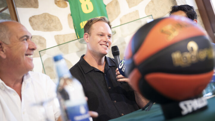 en Teror: ""Estamos muy contentos de estar de vuelta en Gran Canaria""",Brad Newley sonríe mientras habla por micrófono en un evento en Gran Canaria.