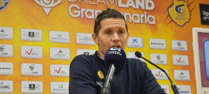 Entrenador Jaka Lakovic en rueda de prensa, hablando sobre el equipo Joventut.