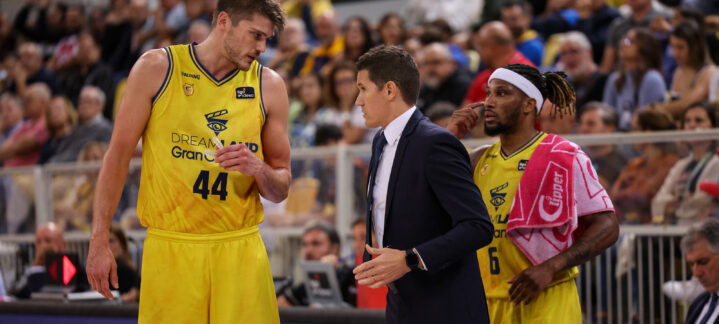 Jugadores del Club Baloncesto Gran Canaria conversan con el entrenador durante un partido.