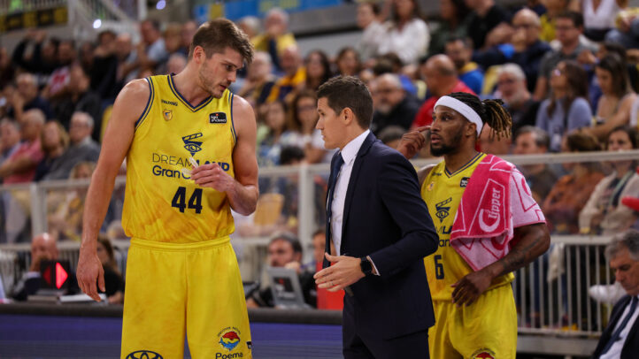 Jugadores del Club Baloncesto Gran Canaria conversan con el entrenador durante un partido.