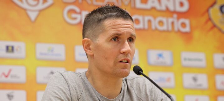 Jaka Lakovic en rueda de prensa, hablando sobre el próximo partido del equipo.