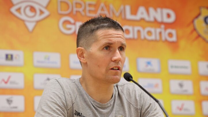 Jaka Lakovic en rueda de prensa, hablando sobre el próximo partido del equipo.