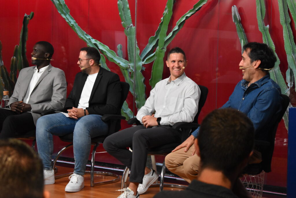  cabeza fría', sobre el título de EuroCup","Presentación del libro 'Corazón caliente, cabeza fría' con cuatro ponentes sonriendo.