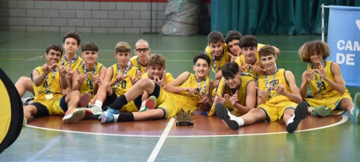 Infantiles del club posan en pista con medallas tras ganar el campeonato de Canarias.