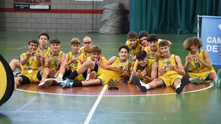Infantiles del club posan en pista con medallas tras ganar el campeonato de Canarias.
