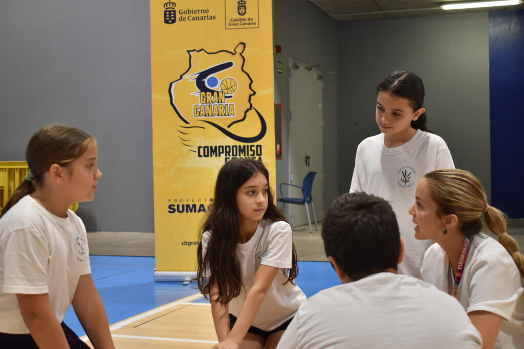 Niños y entrenadora en un taller de baloncesto en el Memorial Pedro Montesdeoca.