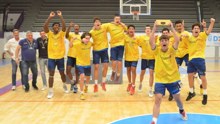 Jugadores del Gran Canaria cadete masculino celebran emocionados en la cancha.
