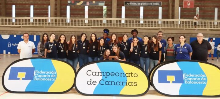 Equipo cadete femenino del Gran Canaria posando con los banners del Campeonato de Canarias.