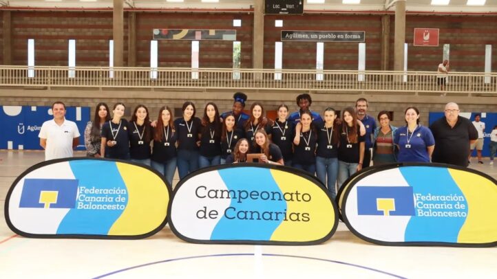 Equipo cadete femenino del Gran Canaria posando con los banners del Campeonato de Canarias.