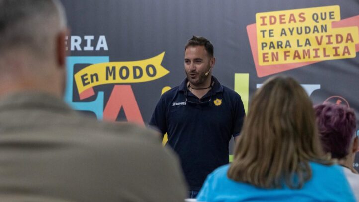 con el Proyecto Suma, estará presente en 'En Modo Family'",Evento en 'En Modo Family' con un ponente hablando frente a una audiencia.