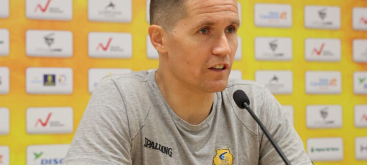 Entrenador Jaka Lakovic en conferencia de prensa, hablando sobre el equipo.