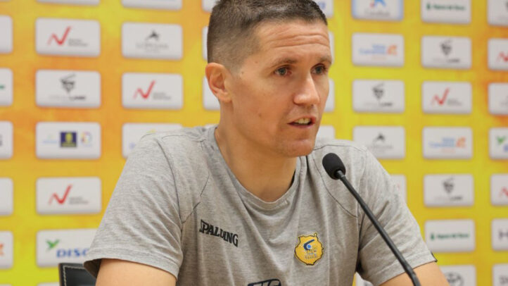 Entrenador Jaka Lakovic en conferencia de prensa, hablando sobre el equipo.