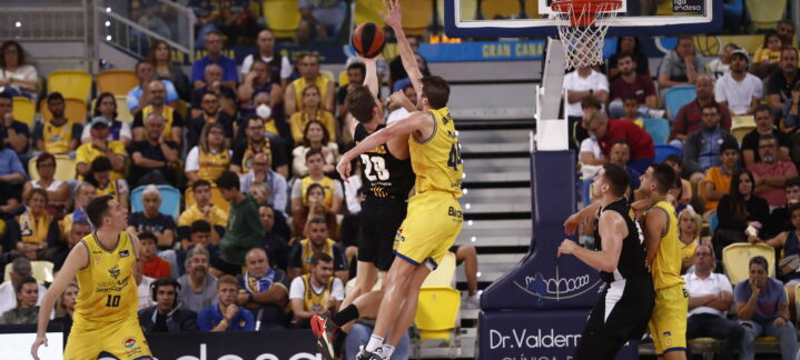 Jugadores en acción durante un partido de baloncesto entre Gran Canaria y Girona.