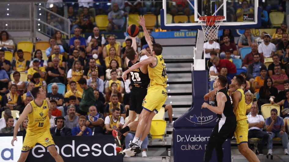 Jugadores en acción durante un partido de baloncesto entre Gran Canaria y Girona.
