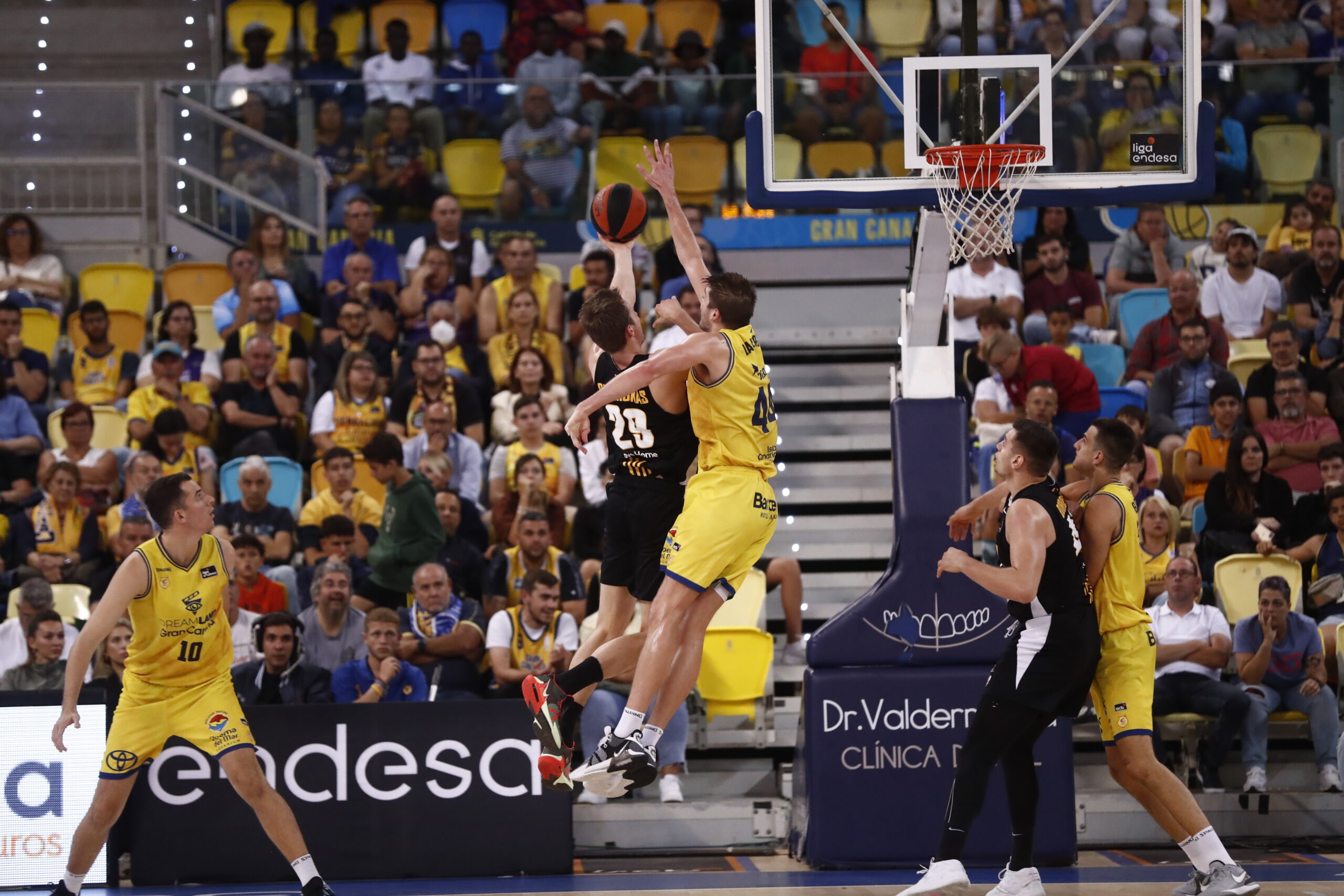 Jugadores en acción durante un partido de baloncesto entre Gran Canaria y Girona.
