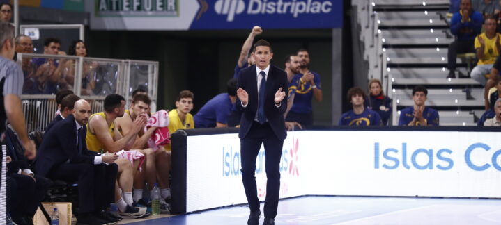 Jaka Lakovic dirigiendo al equipo durante un partido, mostrando su descontento tras una derrota.