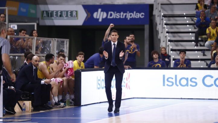 Jaka Lakovic dirigiendo al equipo durante un partido, mostrando su descontento tras una derrota.