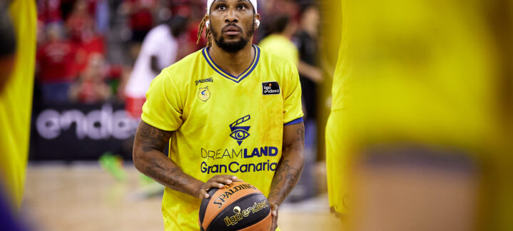 unidos hasta 2026","Andrew Albicy, con balón, en la cancha vistiendo la camiseta del Dreamland Gran Canaria.