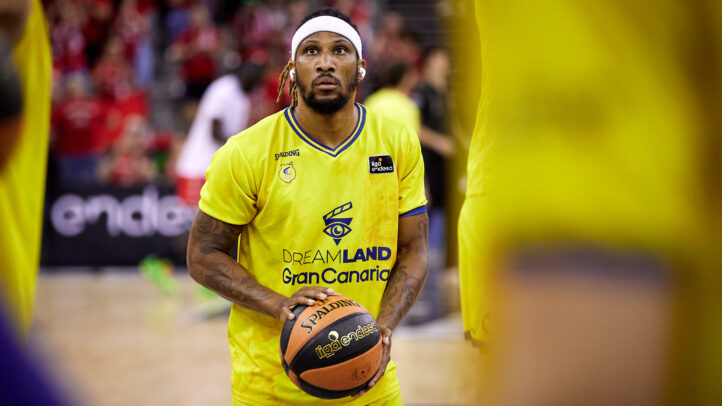 unidos hasta 2026","Andrew Albicy, con balón, en la cancha vistiendo la camiseta del Dreamland Gran Canaria.