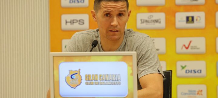 Jaka Lakovic en una rueda de prensa sobre la preparación del equipo.