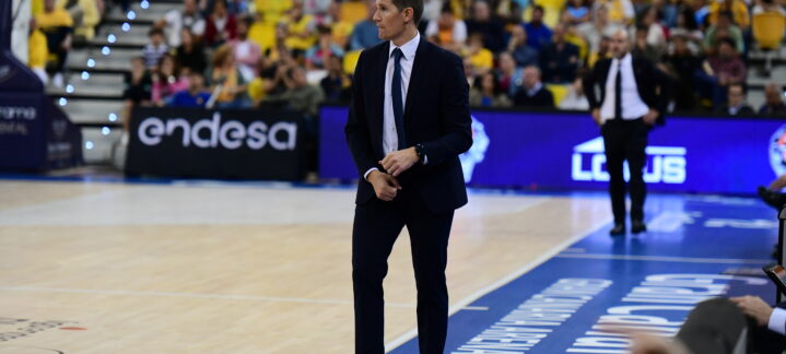 Entrenador Jaka Lakovic en la banda del campo durante un partido del Club Baloncesto Gran Canaria.