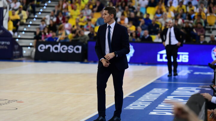 Entrenador Jaka Lakovic en la banda del campo durante un partido del Club Baloncesto Gran Canaria.