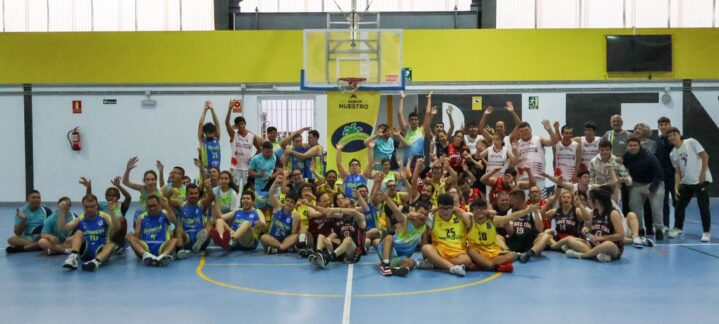 Grupo de participantes en jornada de Baloncesto Sin Límites, sonriendo y saludando.