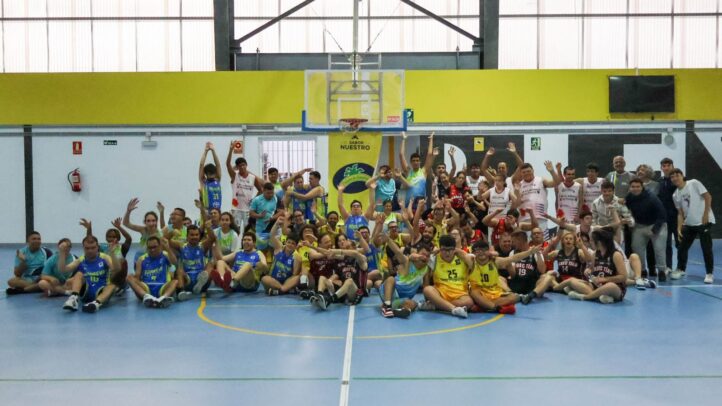 Grupo de participantes en jornada de Baloncesto Sin Límites, sonriendo y saludando.