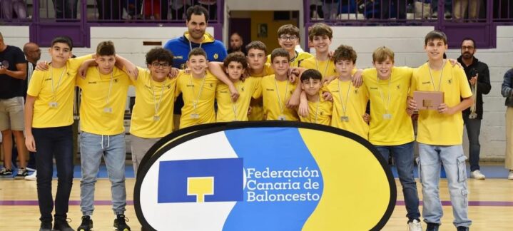 Jugadores preinfantiles del Club Baloncesto Gran Canaria posan con medallas y un trofeo.