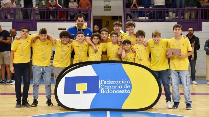 Jugadores preinfantiles del Club Baloncesto Gran Canaria posan con medallas y un trofeo.