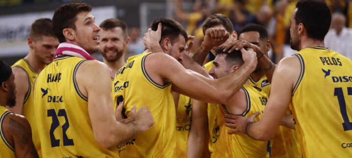 Celebración de los jugadores del Gran Canaria tras un buen momento en el partido.