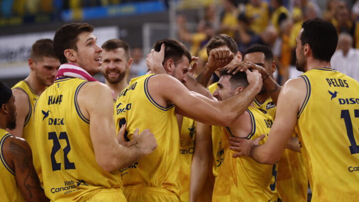 Celebración de los jugadores del Gran Canaria tras un buen momento en el partido.