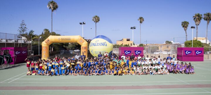 Participantes de la X Liga de Escuelas Eduardo Polo del CB Gran Canaria posan en la cancha.