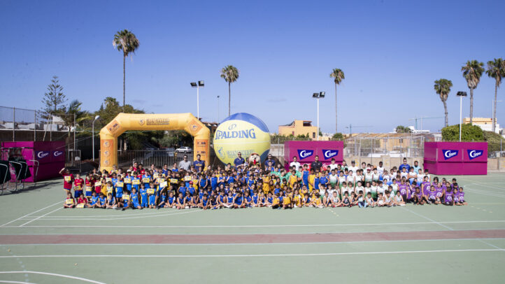 Participantes de la X Liga de Escuelas Eduardo Polo del CB Gran Canaria posan en la cancha.