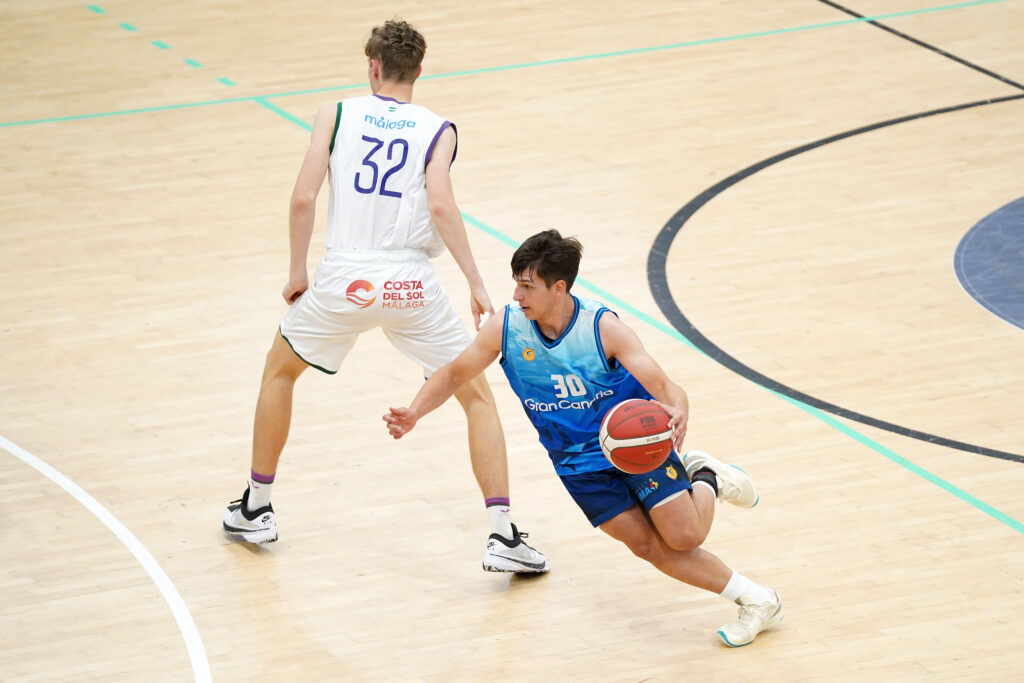 Jugador del Club Baloncesto Gran Canaria driblando el balón durante un partido.