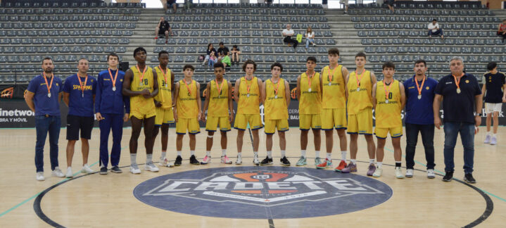 Equipo cadete del Club Baloncesto Gran Canaria con medallas en el cuarto puesto nacional.