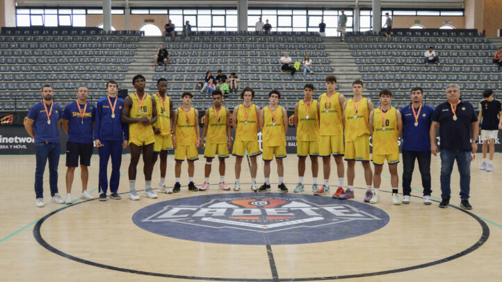Equipo cadete del Club Baloncesto Gran Canaria con medallas en el cuarto puesto nacional.