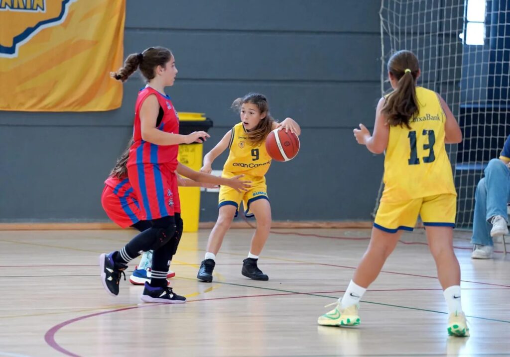Jugadoras de minibasket en acción durante un partido en el club Baloncesto Gran Canaria.