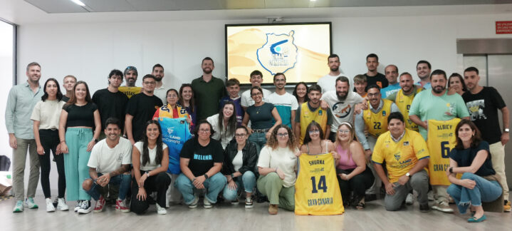 Grupo de voluntarios del CB Gran Canaria posando juntos en un evento de clausura.