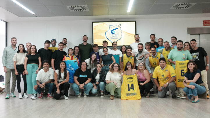 Grupo de voluntarios del CB Gran Canaria posando juntos en un evento de clausura.